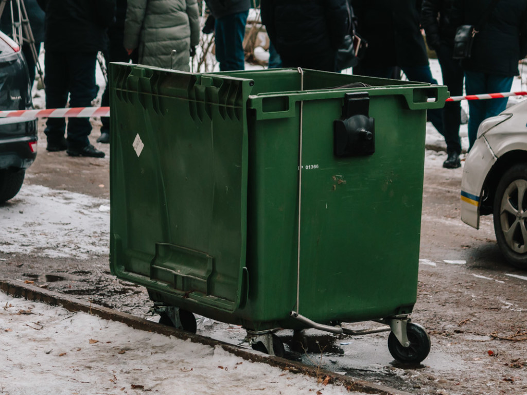В Днепре труп девушки выбросили в мусорный бак: тело нашли в чемодане (ФОТО, ВИДЕО)