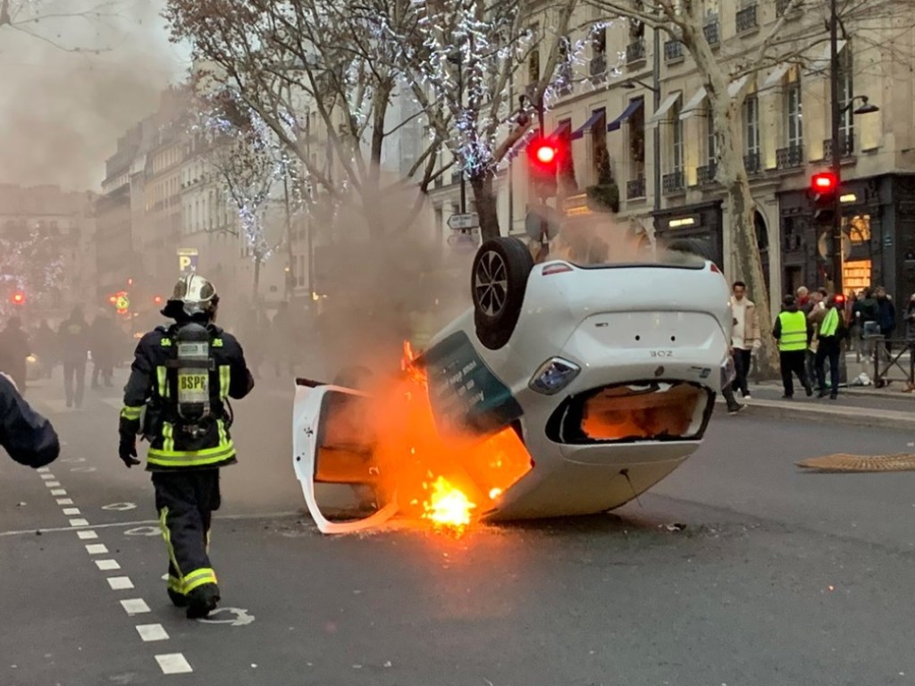 В Париже обострение: полицейских бьют ногами, на улицах переворачивают и поджигают авто (ВИДЕО)