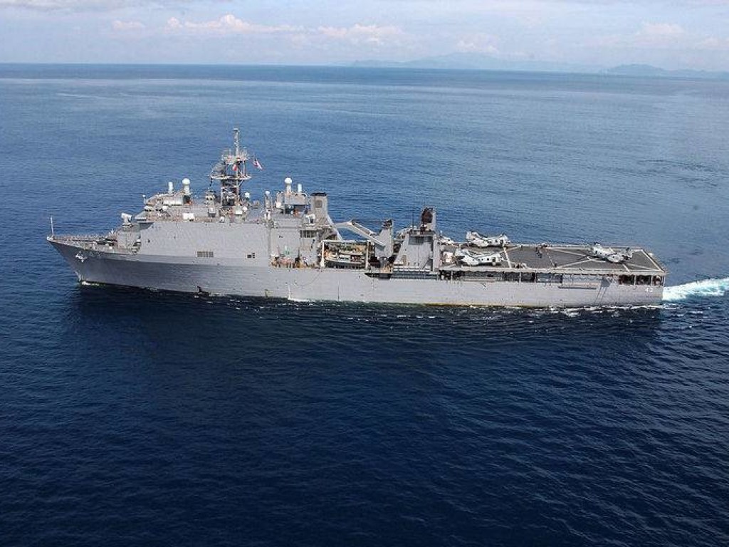 Десантный корабль ВМС США с 500 морпехами вошел в Черное море