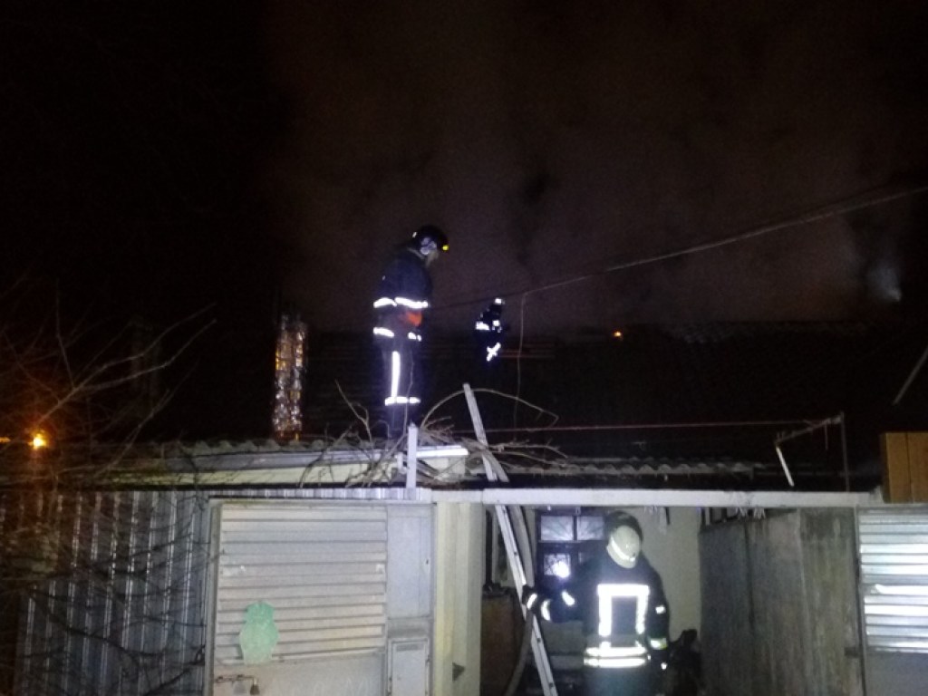 В Одессе два часа тушили купный пожар в жилом доме (ФОТО)