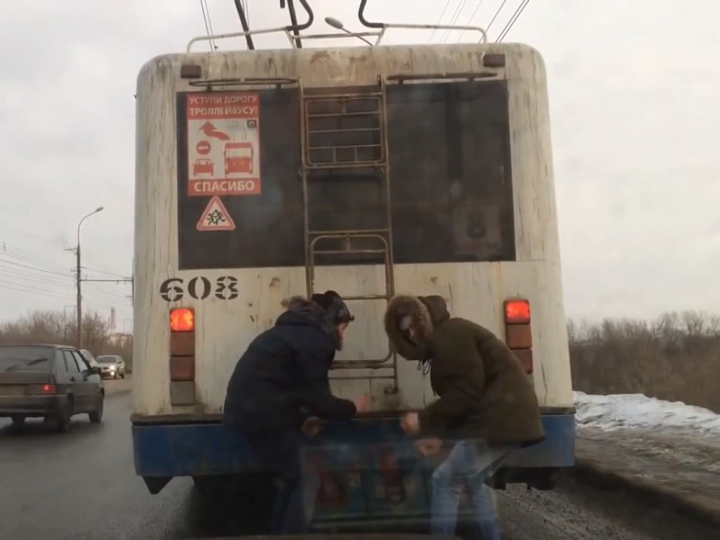 «Проезд подорожал»: В Запорожье мужчина прокатился, зацепившись за троллейбус (ВИДЕО)