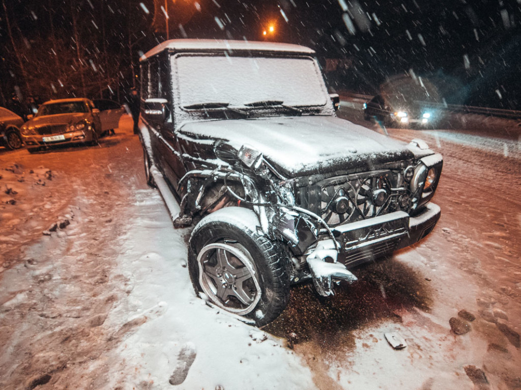 Под Киевом на скользкой трассе Gelenvagen протаранил Hyundai, есть пострадавшие (ФОТО, ВИДЕО)