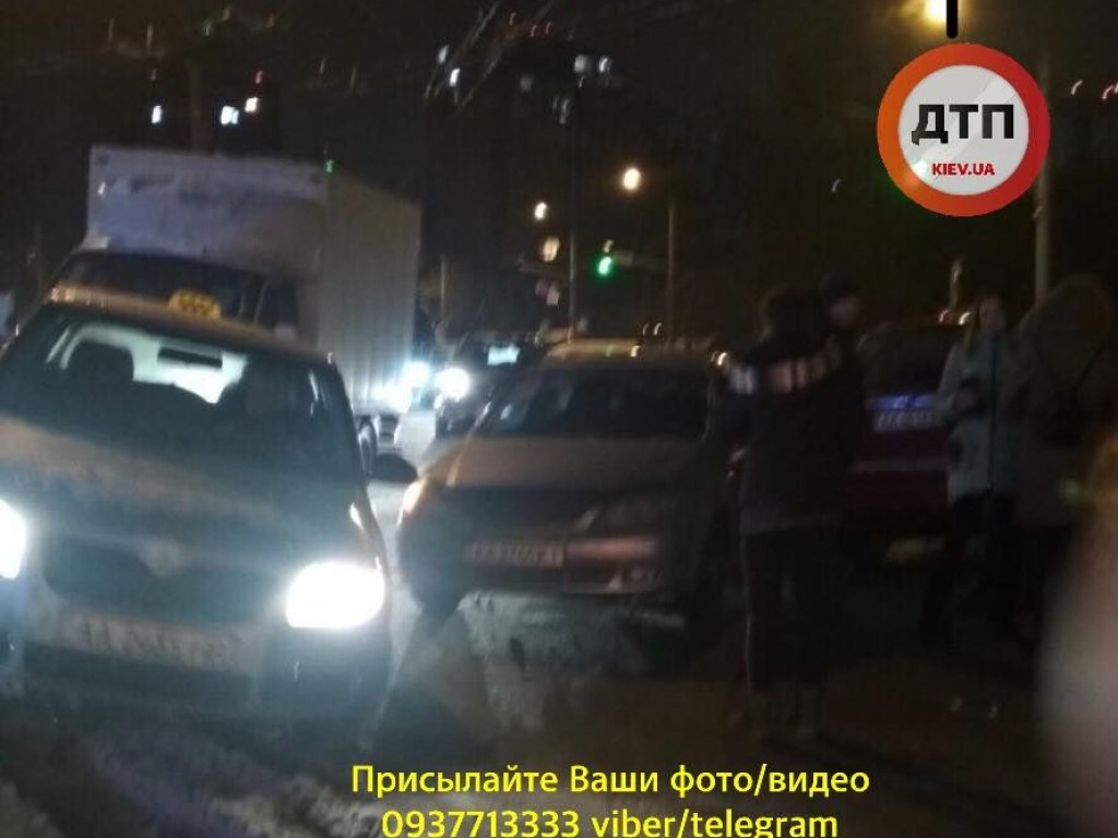 Пьяное ДТП в Киеве: Столкновение двух автомобилей и троллейбуса закончилось дракой, дорога перекрыта (ФОТО)