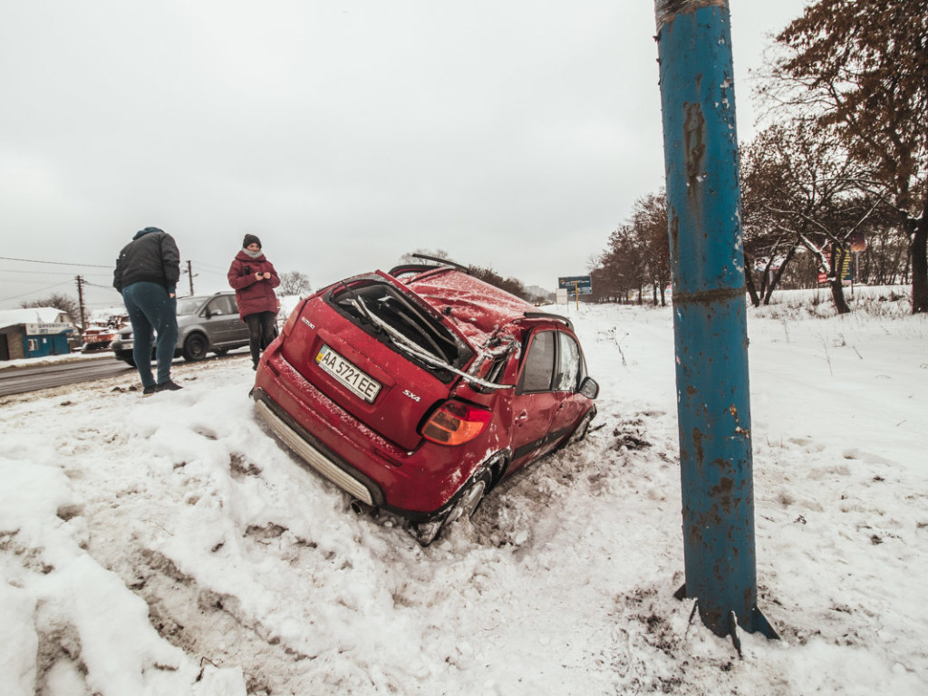 В Киеве возле аэропорта 70-летний водитель на Suzuki улетел в кювет: авто врезалось в столб (ФОТО)