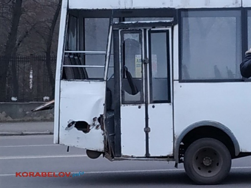 В Николаеве фура врезалась в маршрутку: у грузовика отлетел бампер (ФОТО)