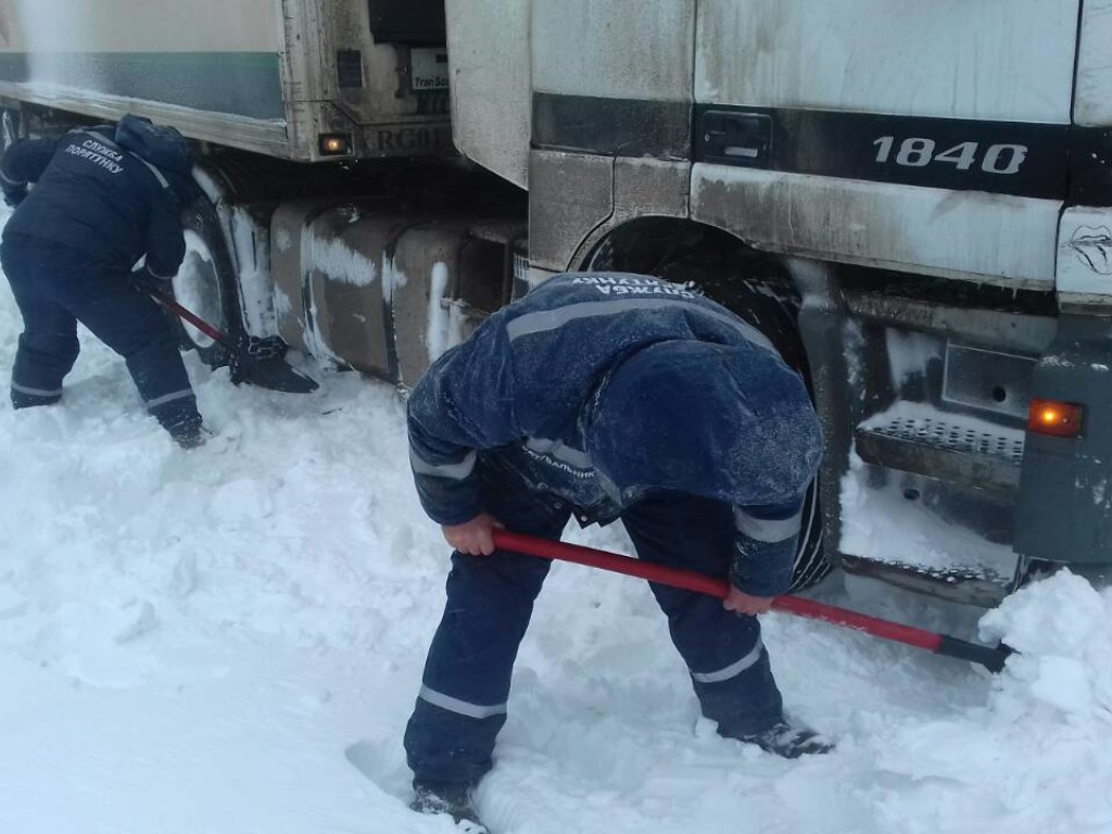 На трассе Мариуполь &#8212; Запорожье фура завязла в снегу: образовалась пробка (ФОТО)