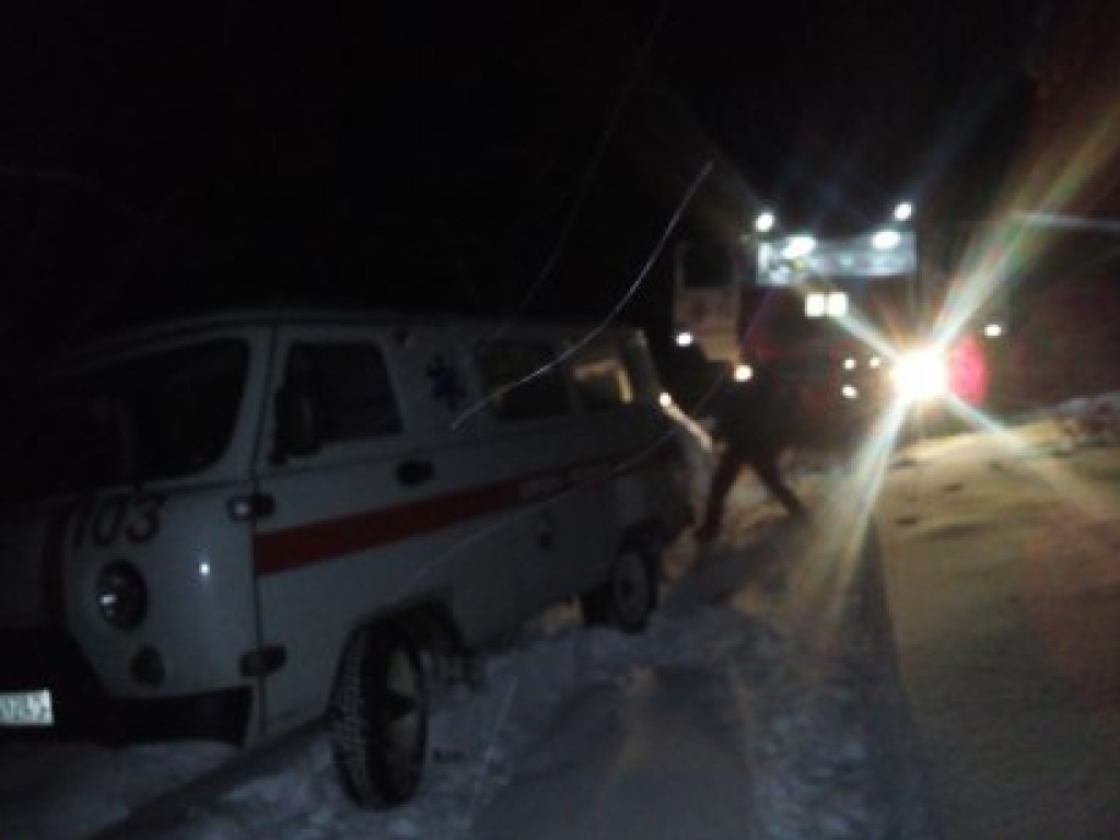 В Сумской области машина скорой помощи с пациентом застряла в сугробе (ФОТО)