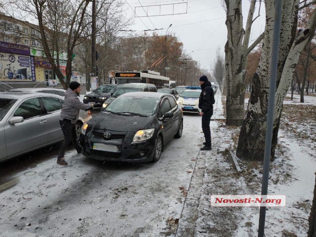 В Николаеве из-за гололеда произошло несколько ДТП: разбилось шесть автомобилей (ФОТО)