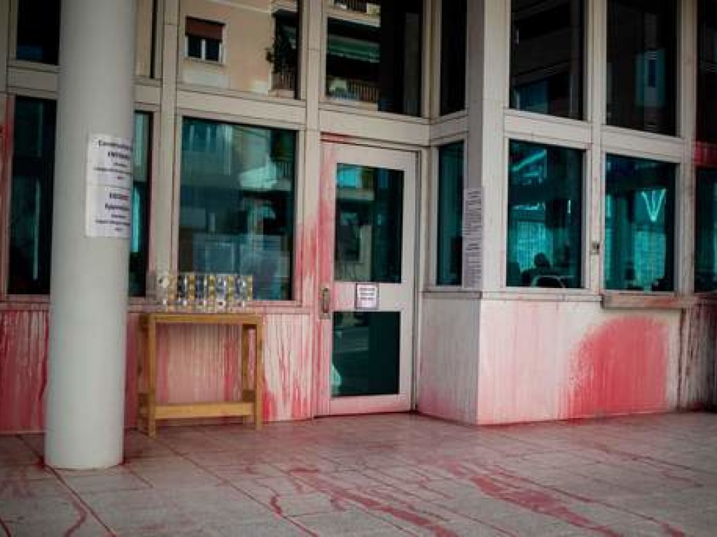 В Греции члены преступной группировки облили красной краской посольство США (ФОТО)