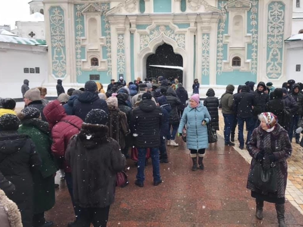 Рождественское богослужение: возле Софии Киевской образовалась очередь (ФОТО, ВИДЕО)