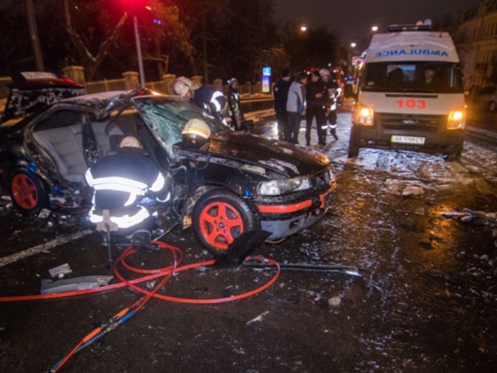 Пассажирку вырезали из авто: В Киеве на большой скорости столкнулись BMW и Daewoo (ФОТО, ВИДЕО)
