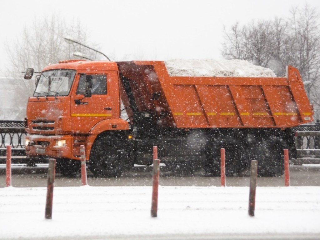 Из-за снегопада в Запорожской области ограничили движение транспорта