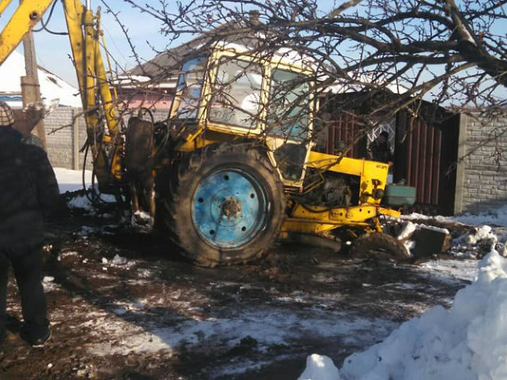 В Черкасской области трактор провалился в котлован