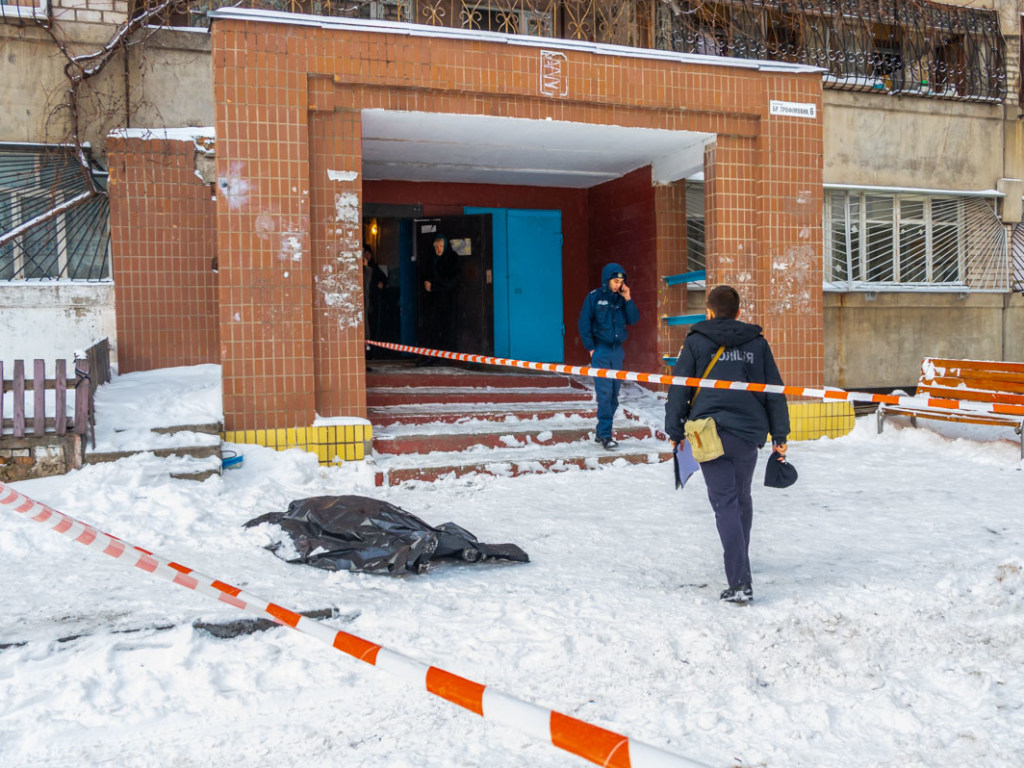 Трагедия в Днепре: девушка выпала с балкона многоэтажки (ФОТО)