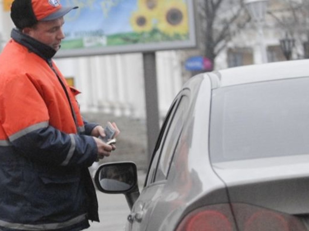 Зарплата 350 долларов: в Киеве набирают парковщиков с высшим образованием без опыта работы