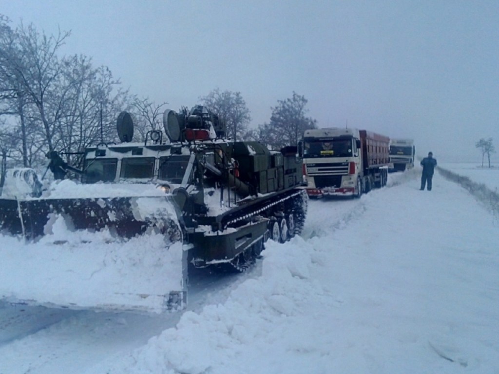 Стало известно, на каких трассах Украины из-за снегопада ограничено движение