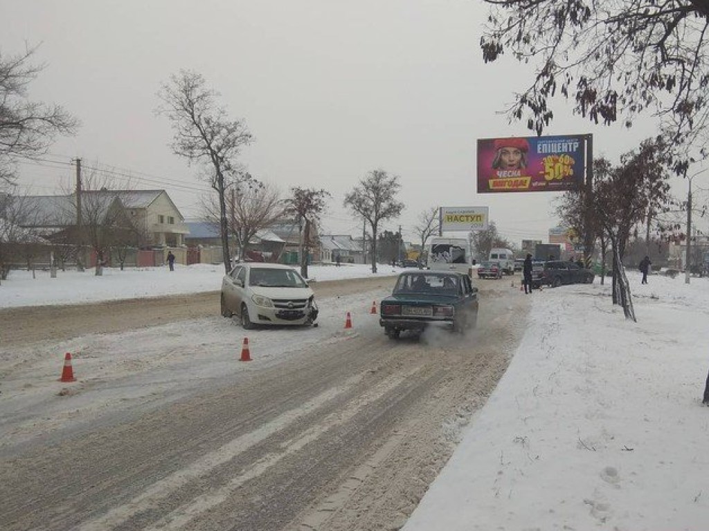 В Николаеве на скользкой дороге столкнулись 4 автомобиля: есть пострадавшие (ФОТО)