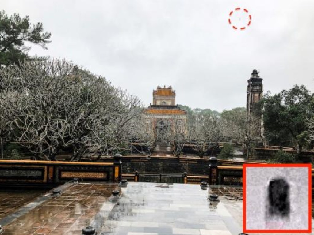 Над храмом во Вьетнаме заметили продолговатый НЛО (ФОТО) 