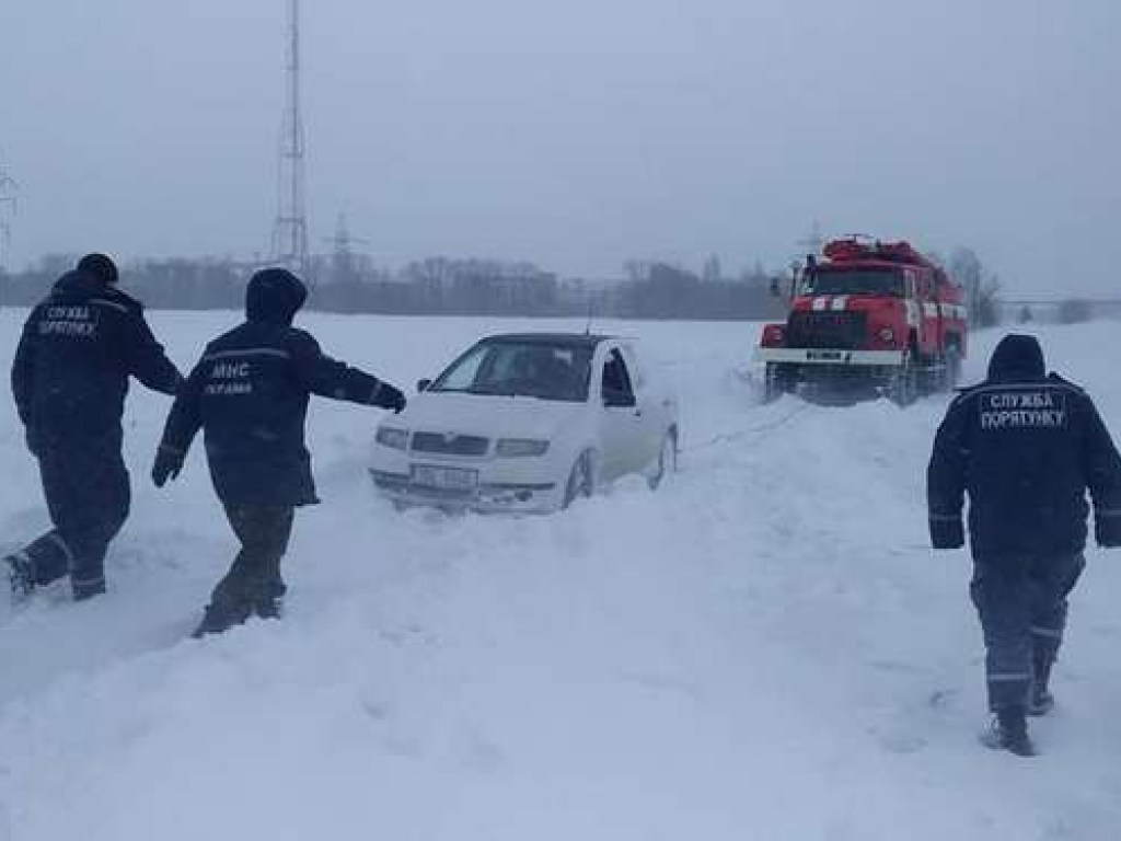 Снегопад в Днепропетровской области: в сугробах застряли автомобили, сотня домов без света (ФОТО)