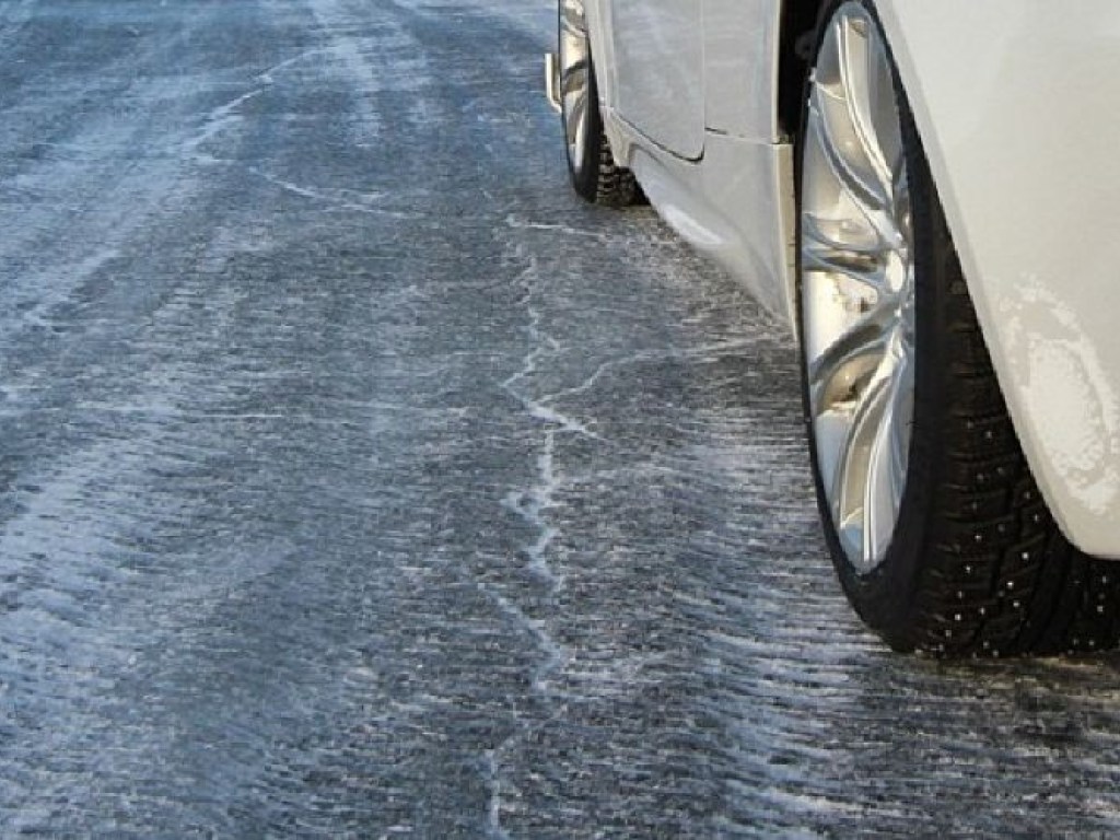 Снег и гололед на дорогах: в Одесской области два автомобиля съехали в кювет