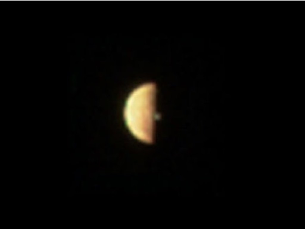 В Сети появилось фото извержения вулкана на спутнике Юпитера (ФОТО)