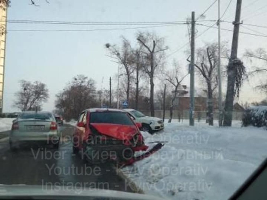 На Академгородке в Киеве на перекрестке дорогу не поделили две иномарки (ФОТО)