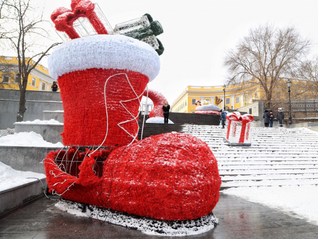 На Потемкинской лестнице в Одессе неизвестные повредили новогодние декорации (ФОТО)