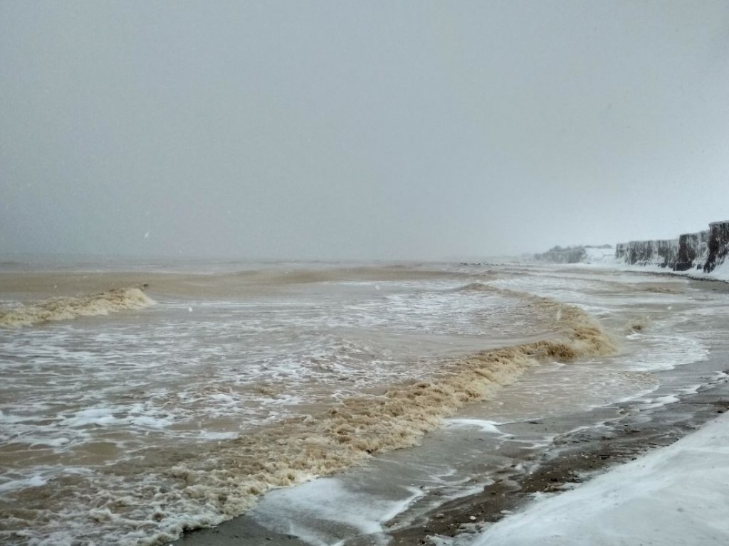 Снимки бушующего зимнего Азовского моря выложили в сеть