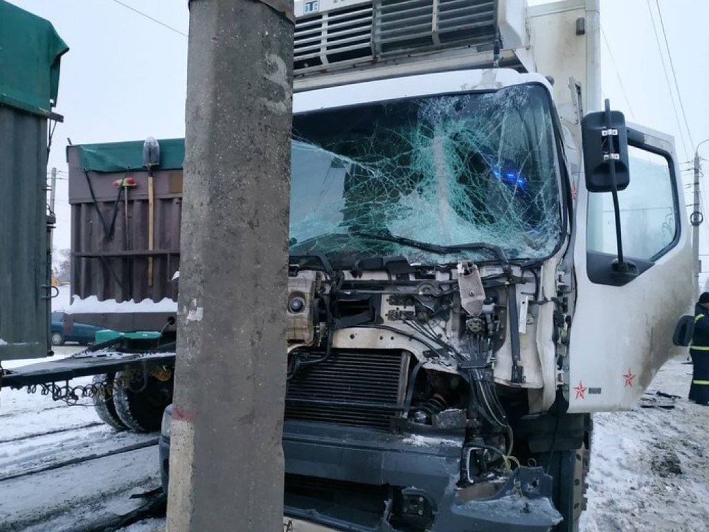 Грузовик Renault влетел в «КамАЗ» в Николаеве, есть пострадавшие (ФОТО, ВИДЕО)