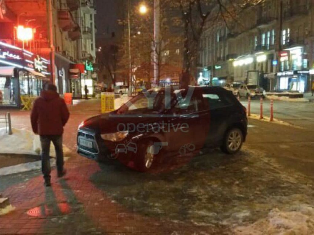 «Герой парковки» отличился эффектной остановкой на тротуаре в центре Киева (ФОТО)
