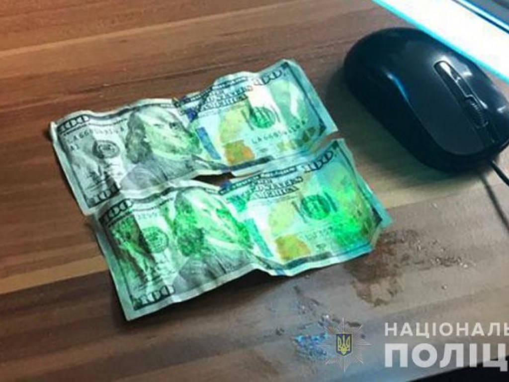 На Закарпатье пограничник пытался съесть 200 долларов взятки (ФОТО)
