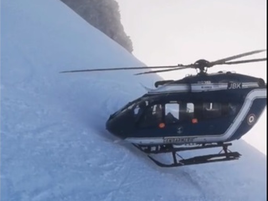 Филигранная работа пилота вертолета при эвакуации раненого лыжника попало на видео