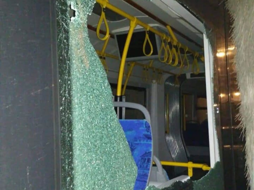 Подростки разбили окна в скоростном трамвае в Киеве (ФОТО)