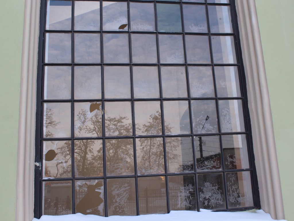 Во Львовской области неизвестные разбила окна синагоги (ФОТО)