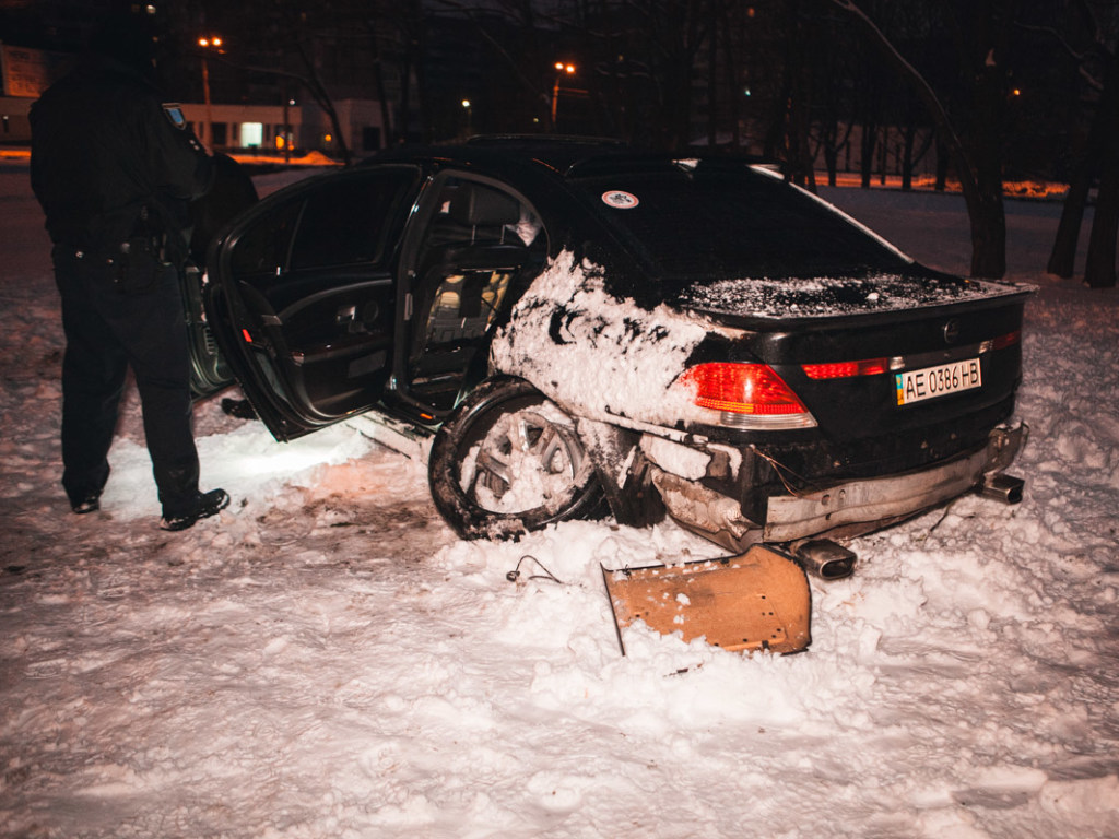 В Днепре авто BMW «вылетело» с дороги: пострадала женщина (ФОТО, ВИДЕО)