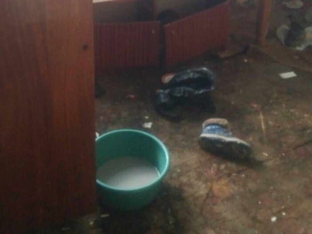 В Днепре в замусоренном доме нашли детей: мать и малыши остались без еды (ФОТО)