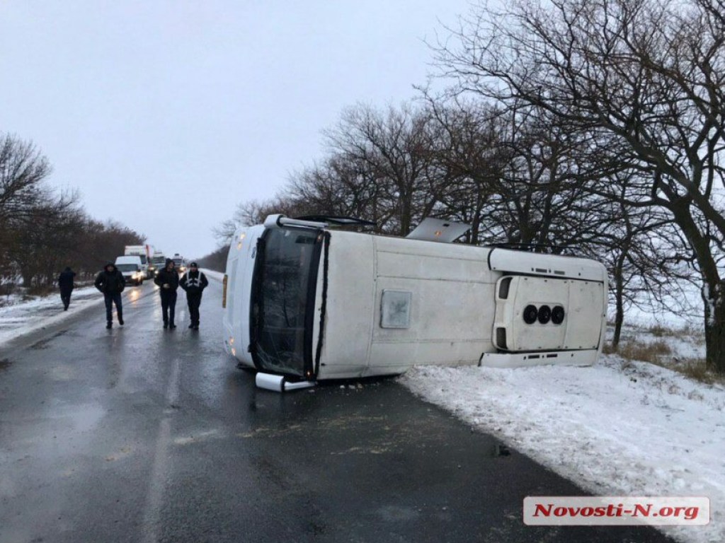 Под Николаевом перевернулся рейсовый автобус «Херсон-Одесса»: получили травмы 6 человек (ФОТО)