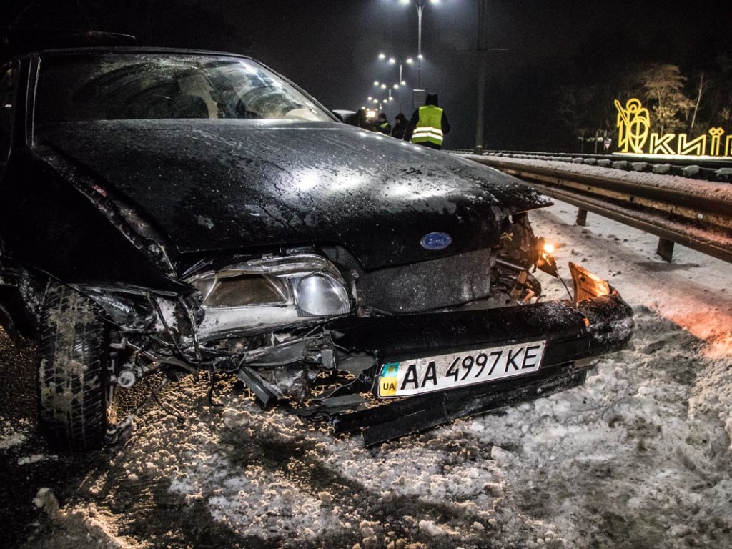 Под Киевом водитель Ford дважды протаранил отбойник (ФОТО, ВИДЕО)