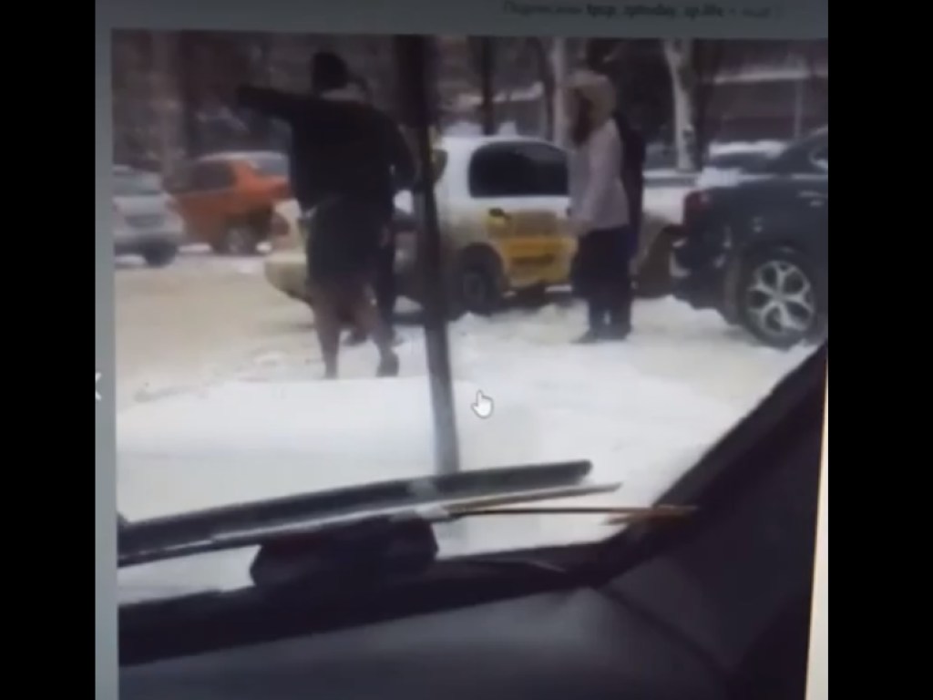 Под снегом: В центре Запорожья в шортах и тапочках гулял темнокожий парень в шортах и тапочках (ВИДЕО)