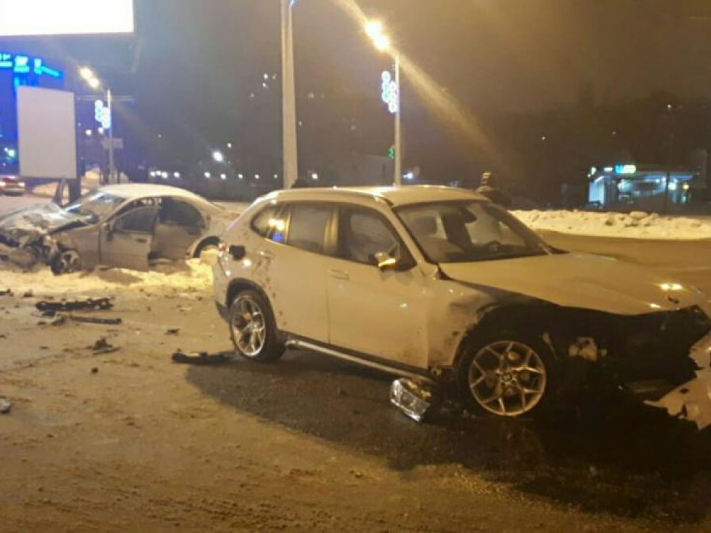 В Харькове столкнулись BMW и Mercedes: пять пострадавших (ФОТО)