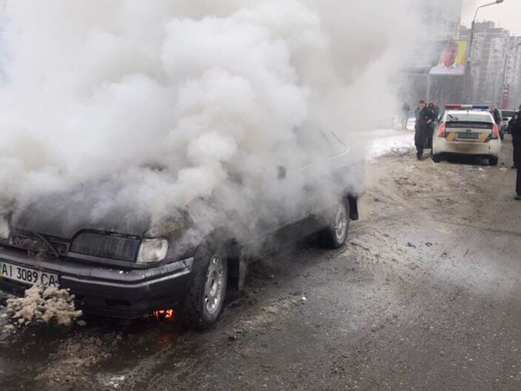 В Киеве автомобиль загорелся через 2 часа после покупки: прохожие бросились тушить огонь (ФОТО)