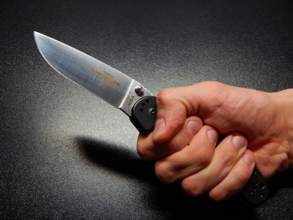 Ограбили за 10 минут: На Киевщине двое мужчин нападали на девушек с ножом