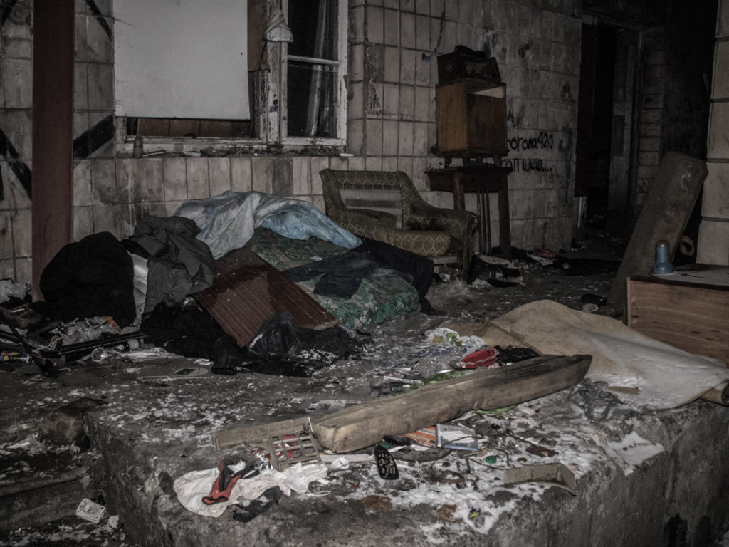 В Киеве нашли труп замерзшего мужчины среди шприцов и мусора (ФОТО)