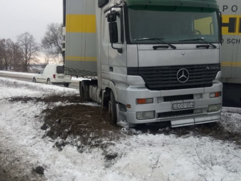На скользкой трассе в Херсонской области в ДТП попала фура (ФОТО)
