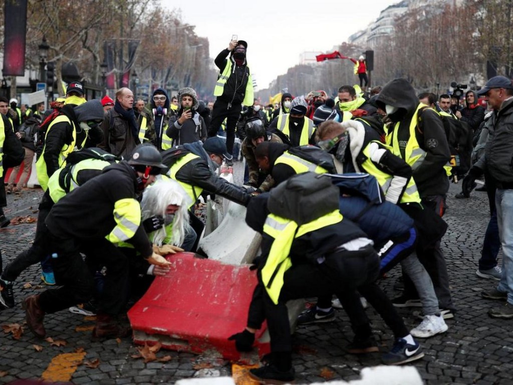 Происходящие в Париже протесты подрывают имидж Макрона- политолог
