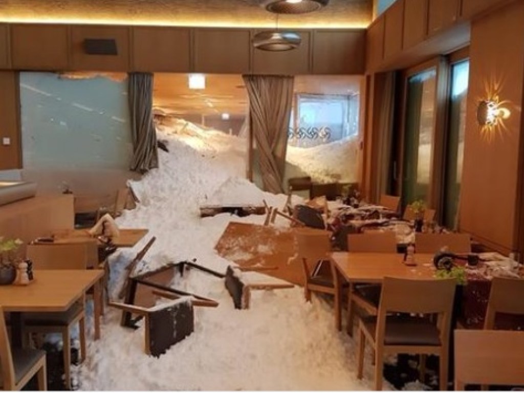 В Швейцарии снежная лавина пробила окна ресторана (ФОТО)