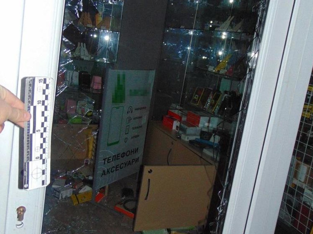 Камнем разбили стекло: в Киеве на Дарнице ограбили МАФ