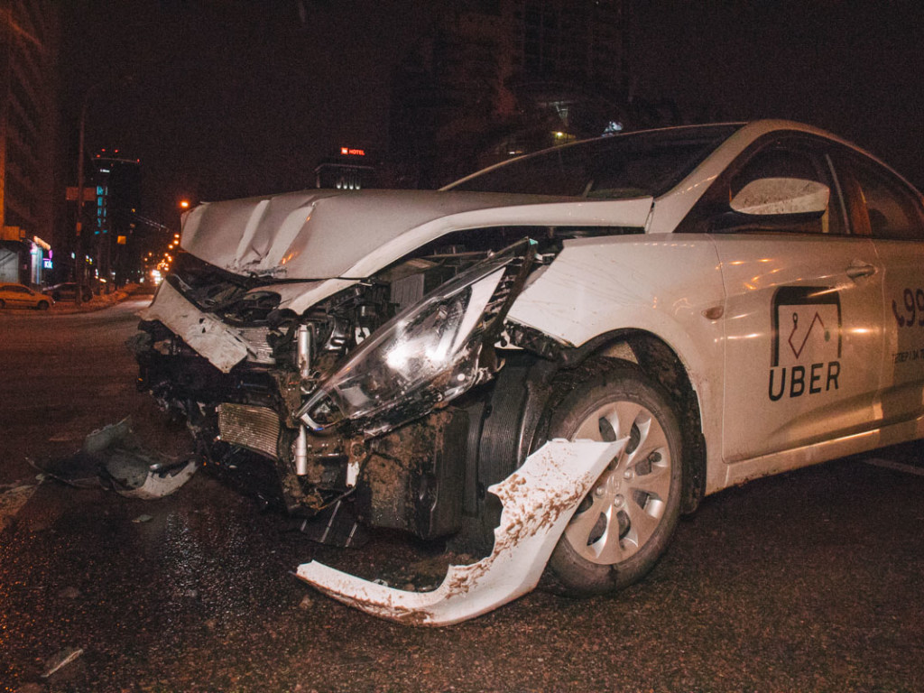 Запчасти разлетелись по всей дороге: такси Uber с пассажиром столкнулся с BMW в центре Киева (ФОТО, ВИДЕО)