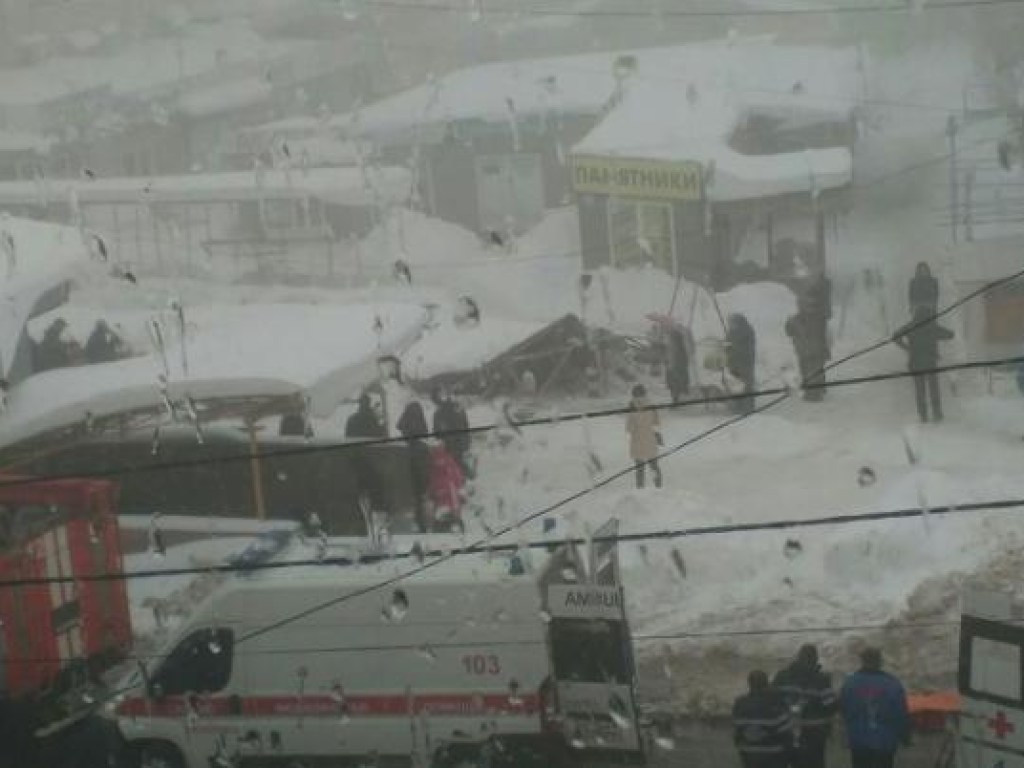 Откапывали из-под снега: в Макеевке крыша рынка обрушилась на людей (ФОТО, ВИДЕО)