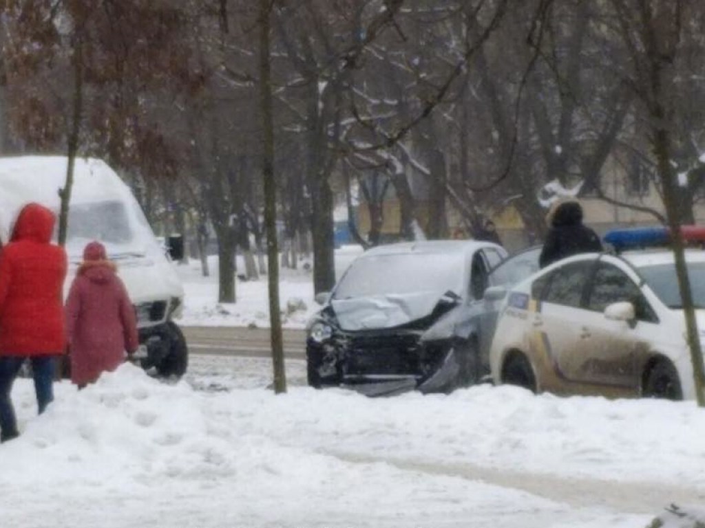 На Ветряных Горах в Киеве парни на Honda протаранил припаркованный Volkswagen (ФОТО)